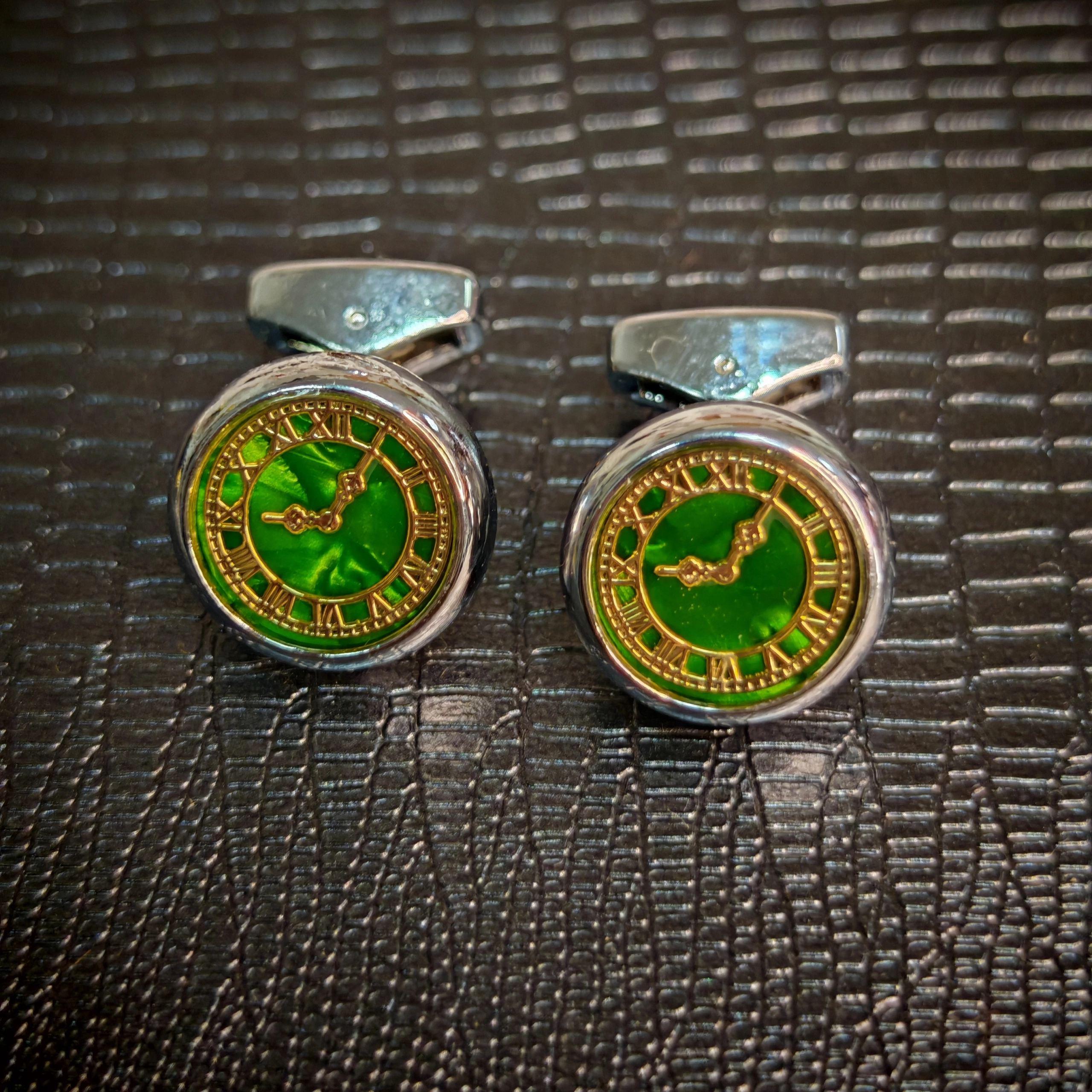 ZELENE METALNE MANŽETNE SA MOTIVOM SATA