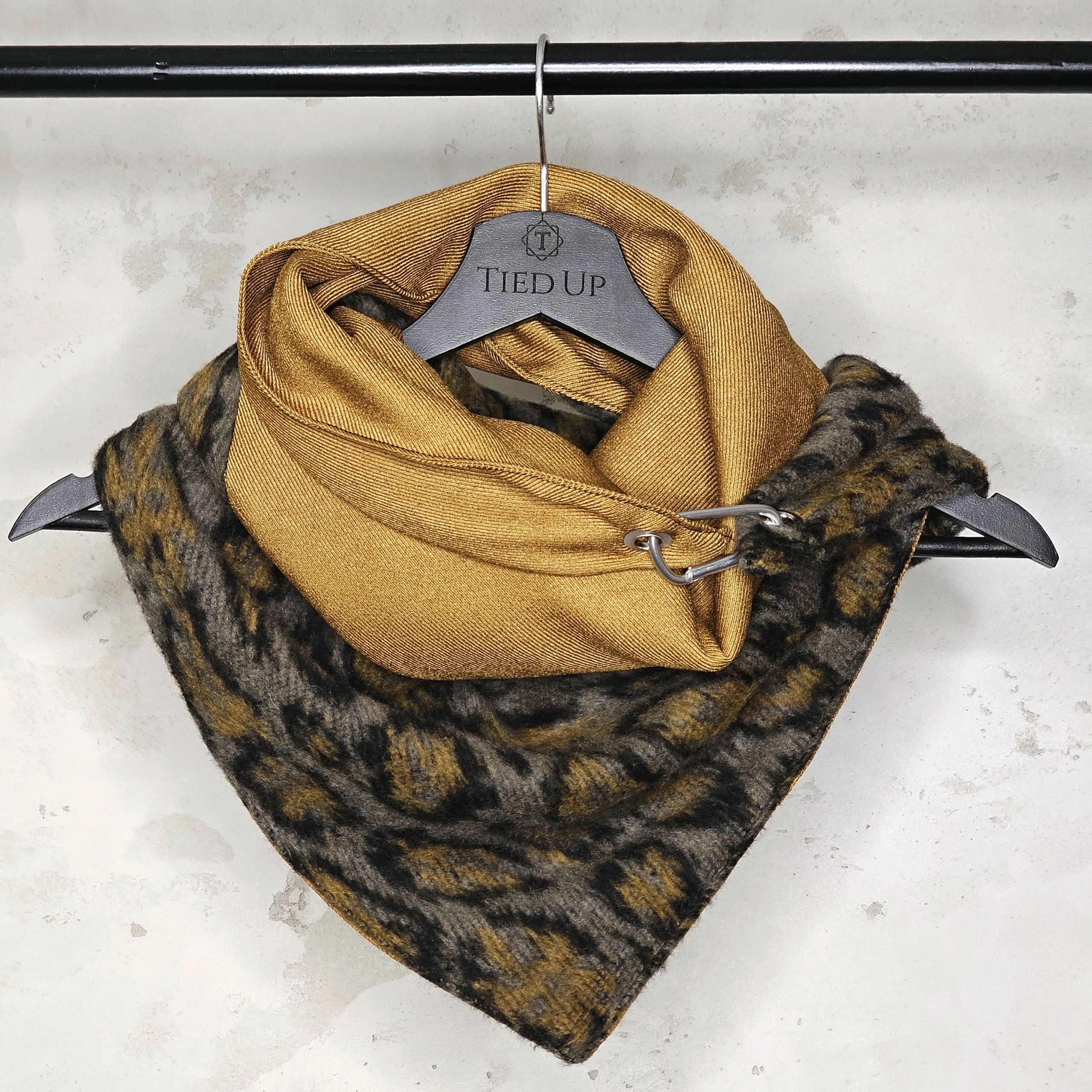 ŽENSKI ŠAL SA TIGRASTIM DEZENOM