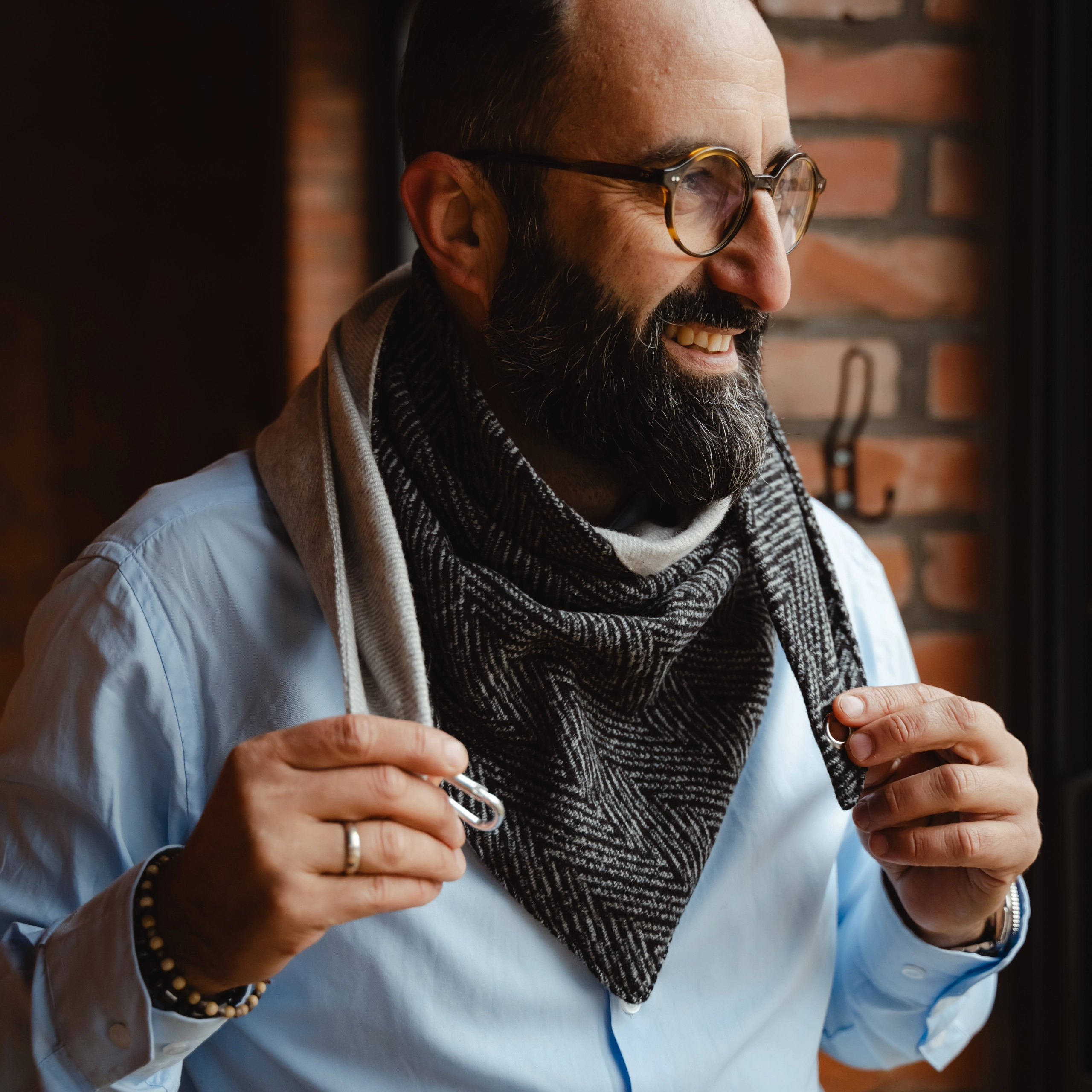 unisex-vuneni-sal-crni-riblja-kost-1764371747-351469