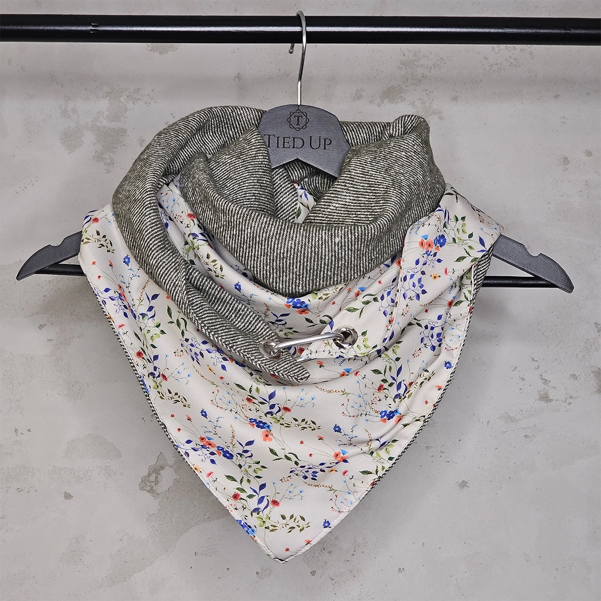 ŽENSKI ŠAL CVETNA NOTA-TOPLINA SA DOZOM NEŽNOSTI