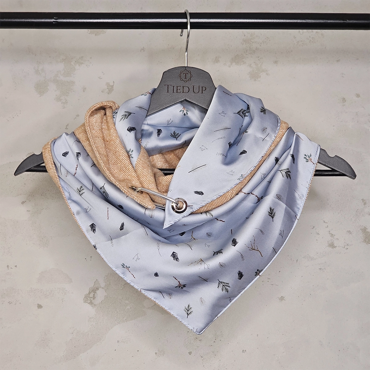 ŽENSKI ŠAL TIŠINA GRANČICA-NEŽNA ELEGANCIJA SA PRIRODNIM DODIROM