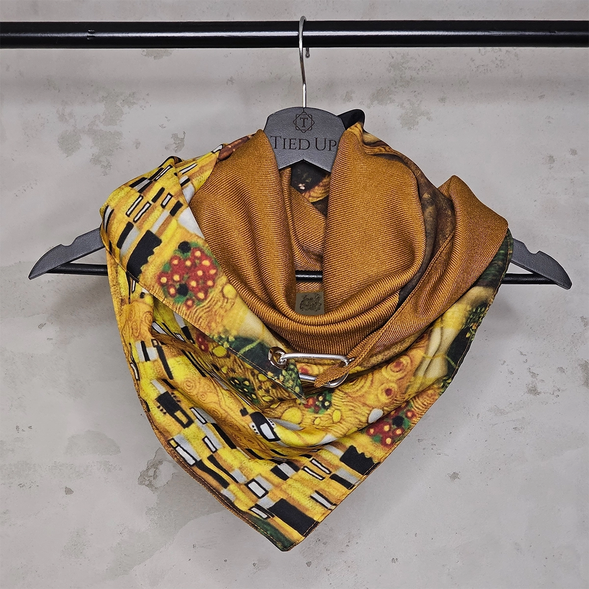 ŽENSKI ŠAL  POLJUBAC-UMETNOST NOSIVA SA STILOM