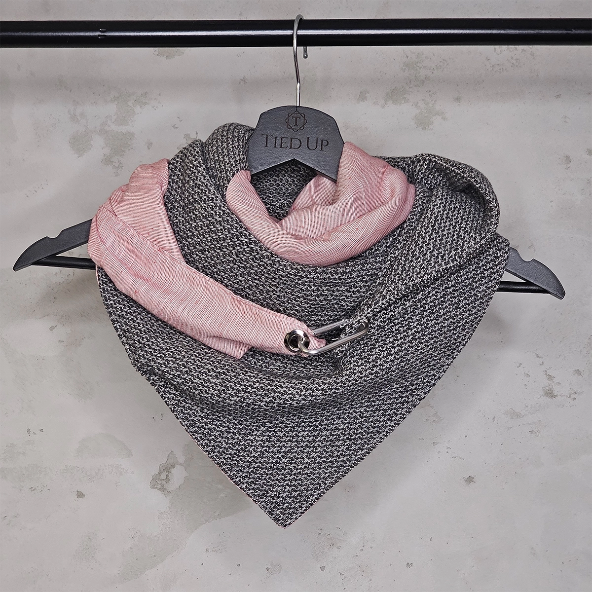 ŽENSKI ŠAL SIVI PUDER ROZE-SPOJ SNAGE I NEŽNOSTI