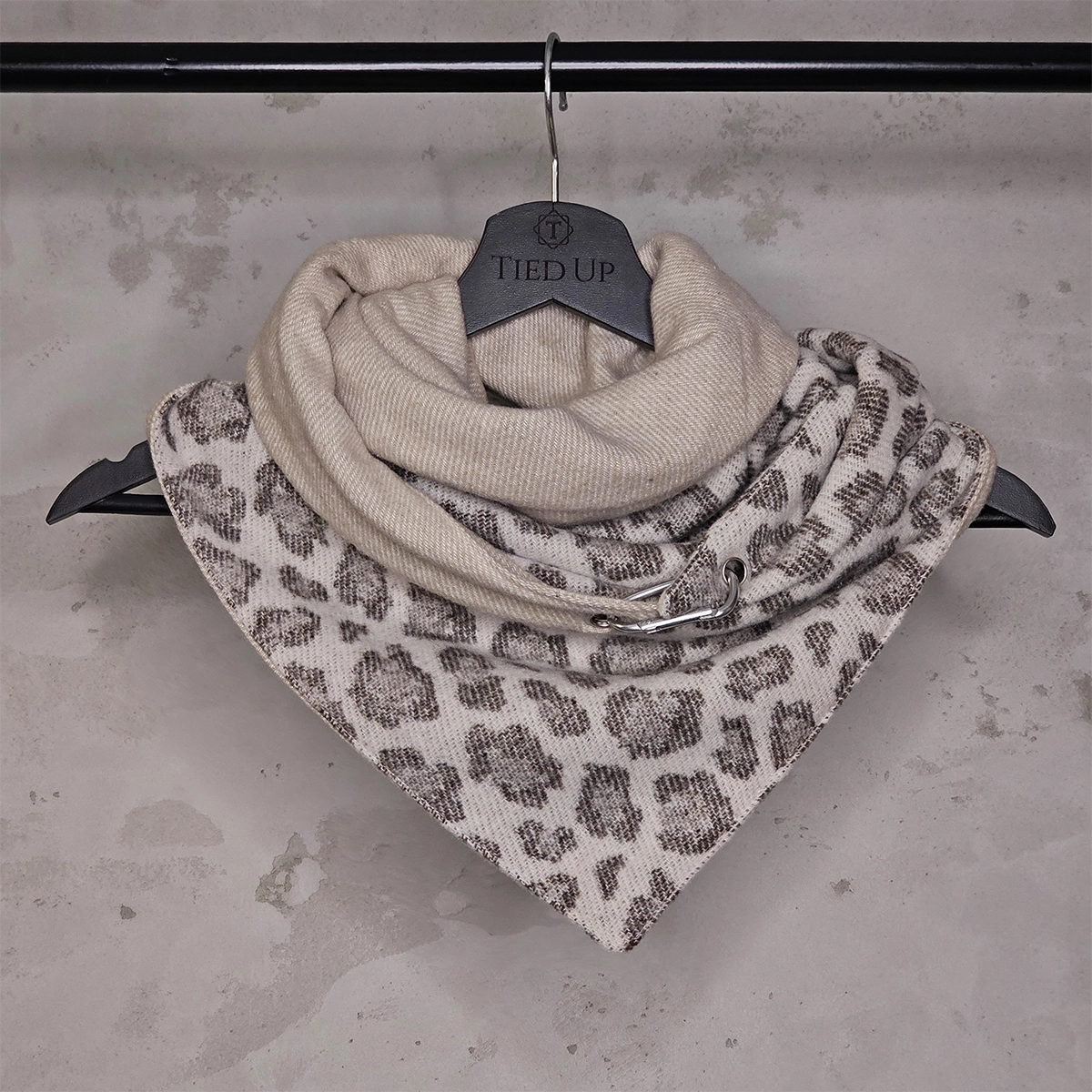 ŽENSKI ŠAL BEŽ U TIGRASTOM DEZENU-OTMENI AKCENAT NA HLADNE DANE