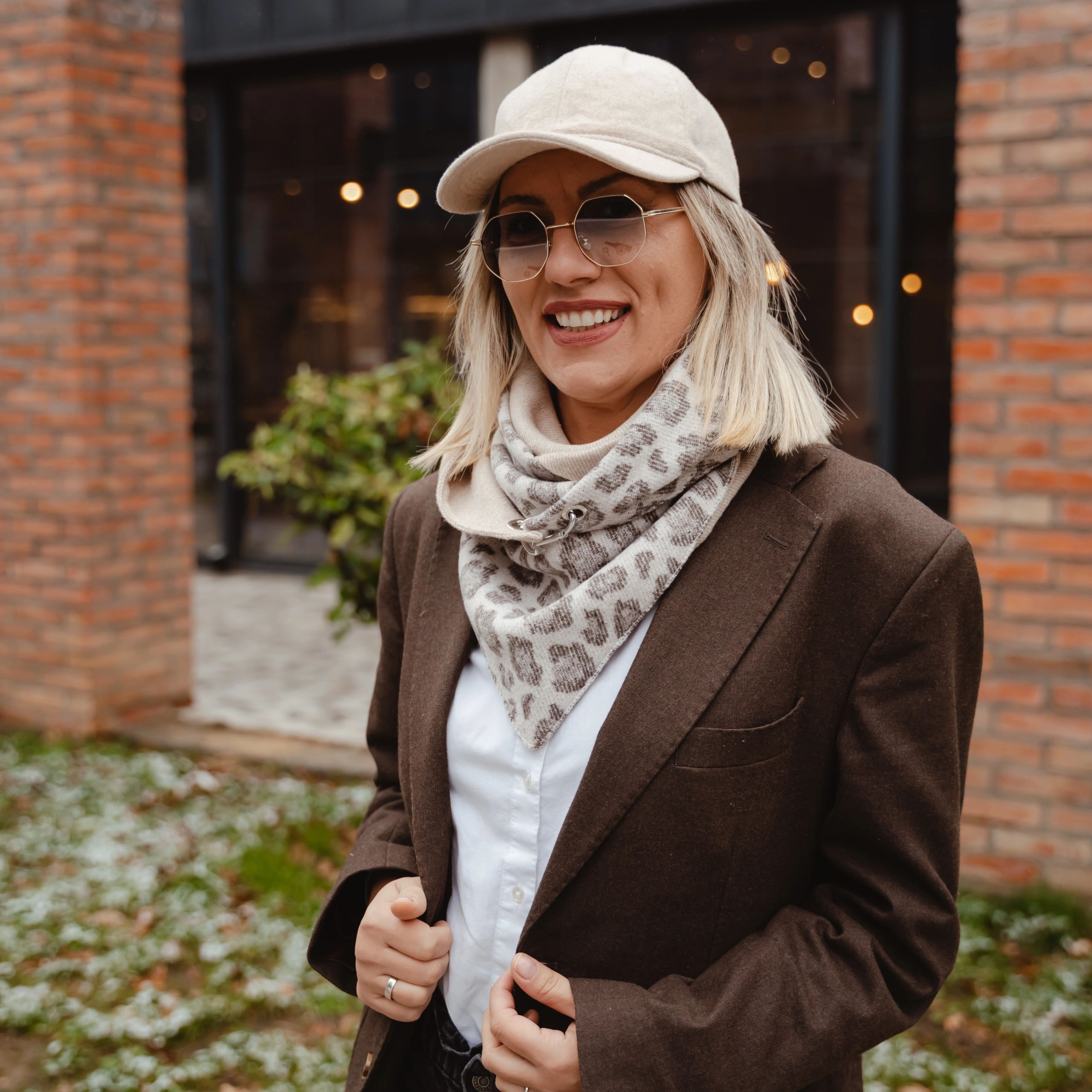 zenski-sal-bez-u-tigrastom-dezenu-otmeni-akcenat-na-hladne-dane-1764488131-551231