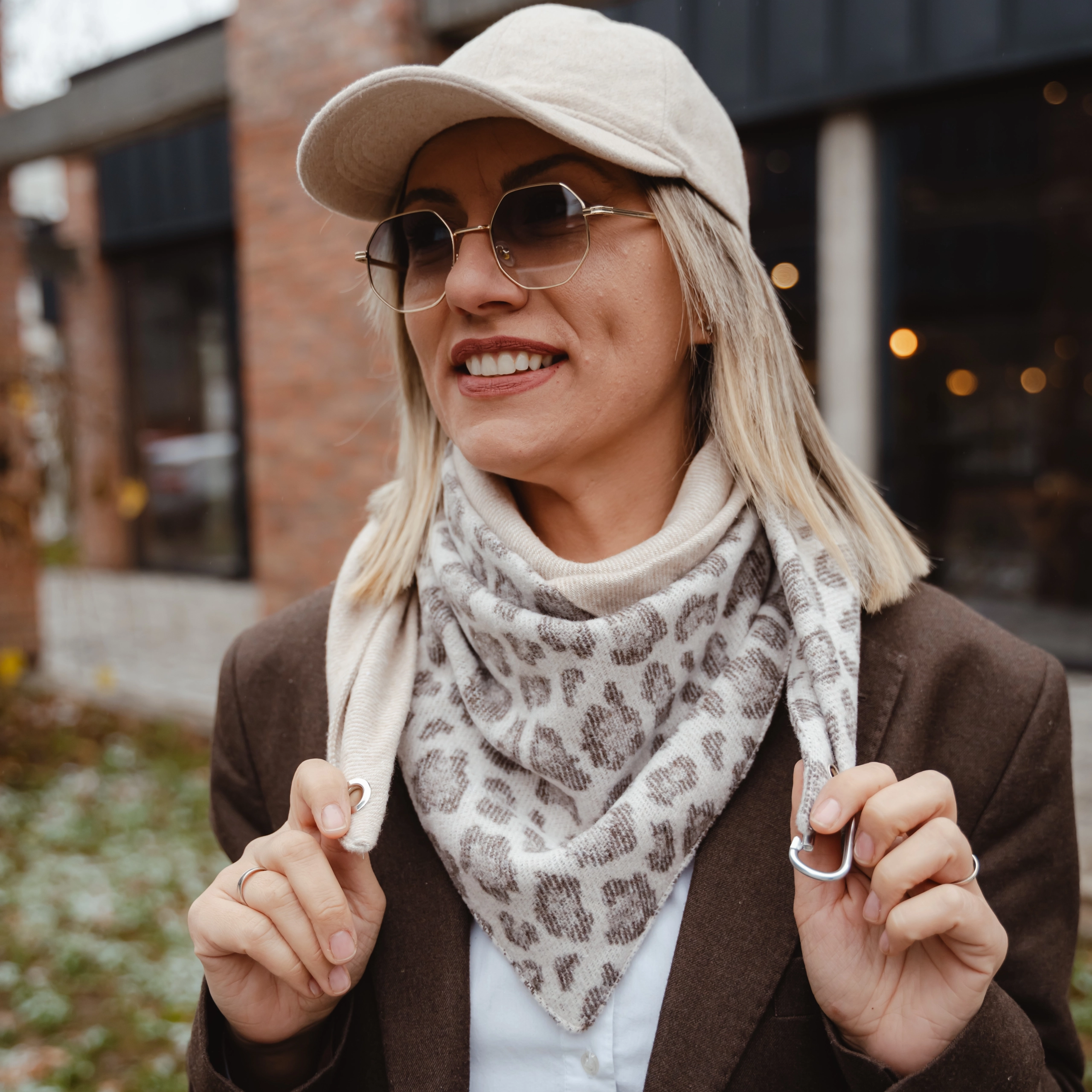 zenski-sal-bez-u-tigrastom-dezenu-otmeni-akcenat-na-hladne-dane-1764488159-362325