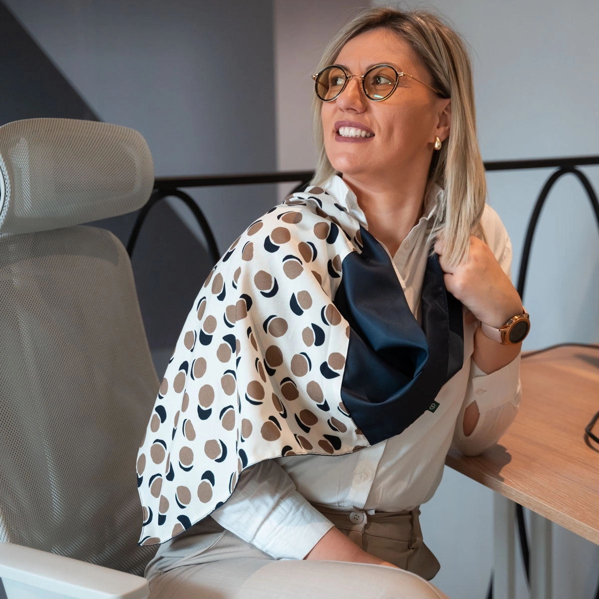 zenska-marama-u-balansu-savremenih-tonova-1772086186-980129