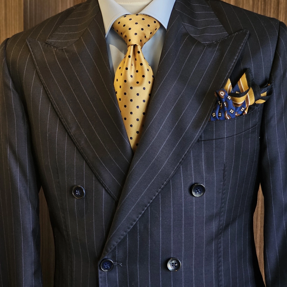 zlatna-kravata-sa-teget-tufnama-komplet-kravata-i-maramica-1773058212-243141