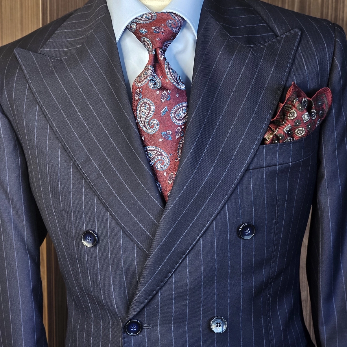 bordo-kravata-sa-diskretnim-prugama-komplet-kravata-i-maramica-1773410653-152424