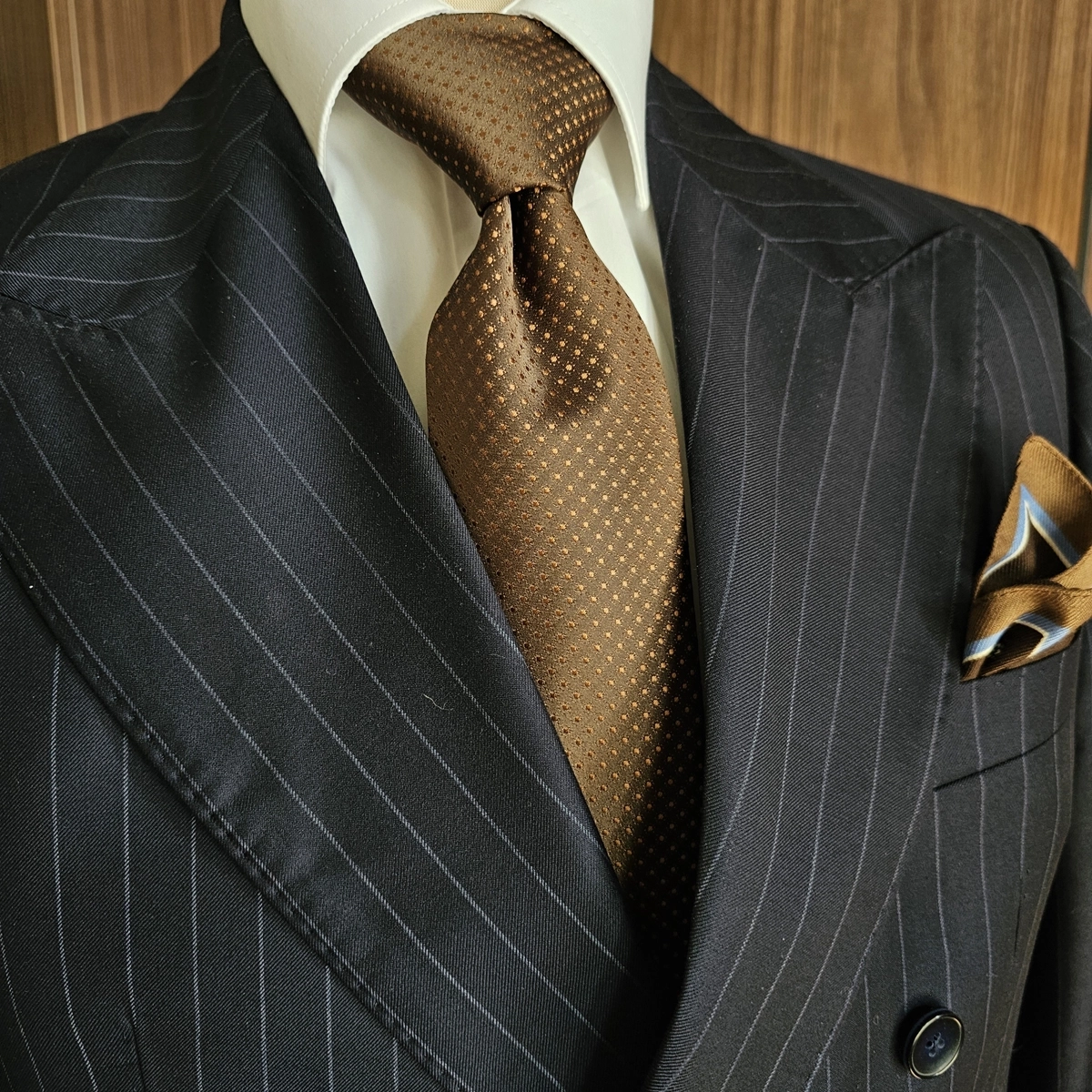 braon-kravata-sa-sitnim-dezenom-komplet-kravata-i-maramica-1773493925-915767