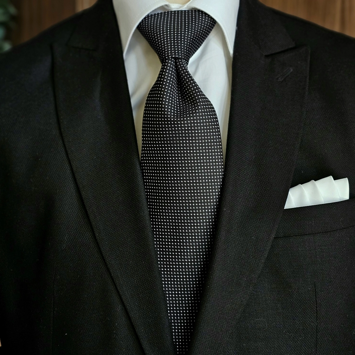 crna-kravata-sa-belim-tackicama-komplet-kravata-i-maramica-1773495012-198731