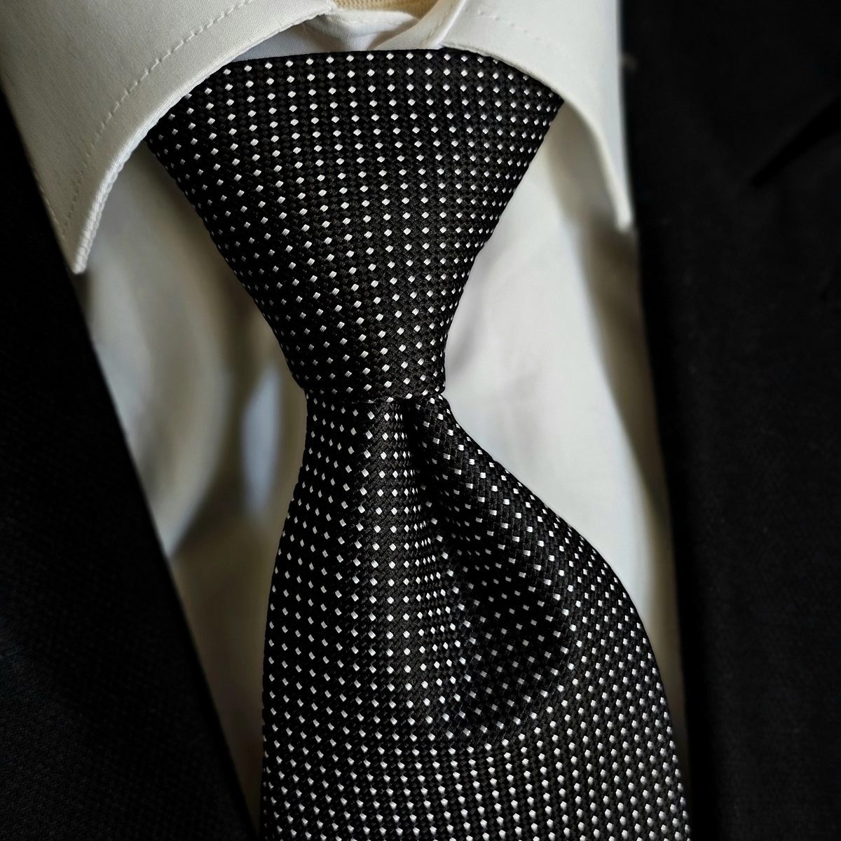 crna-kravata-sa-belim-tackicama-komplet-kravata-i-maramica-1773495016-926578