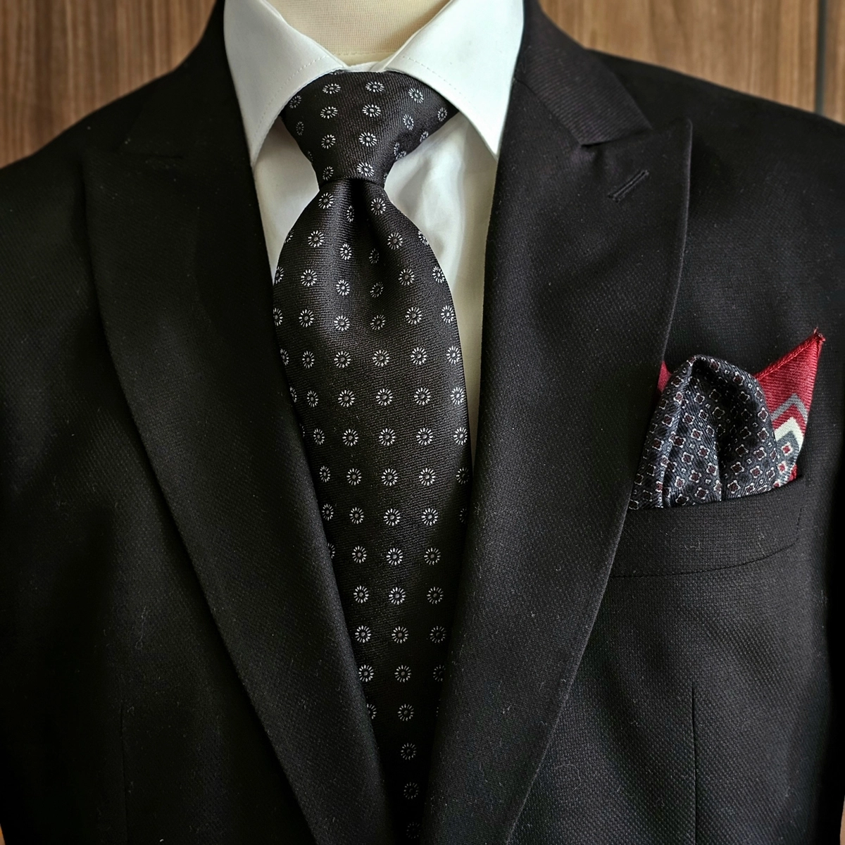 crna-kravata-sa-sitnim-cvetnim-dizajnom-komplet-kravata-i-maramica-1773495499-281726