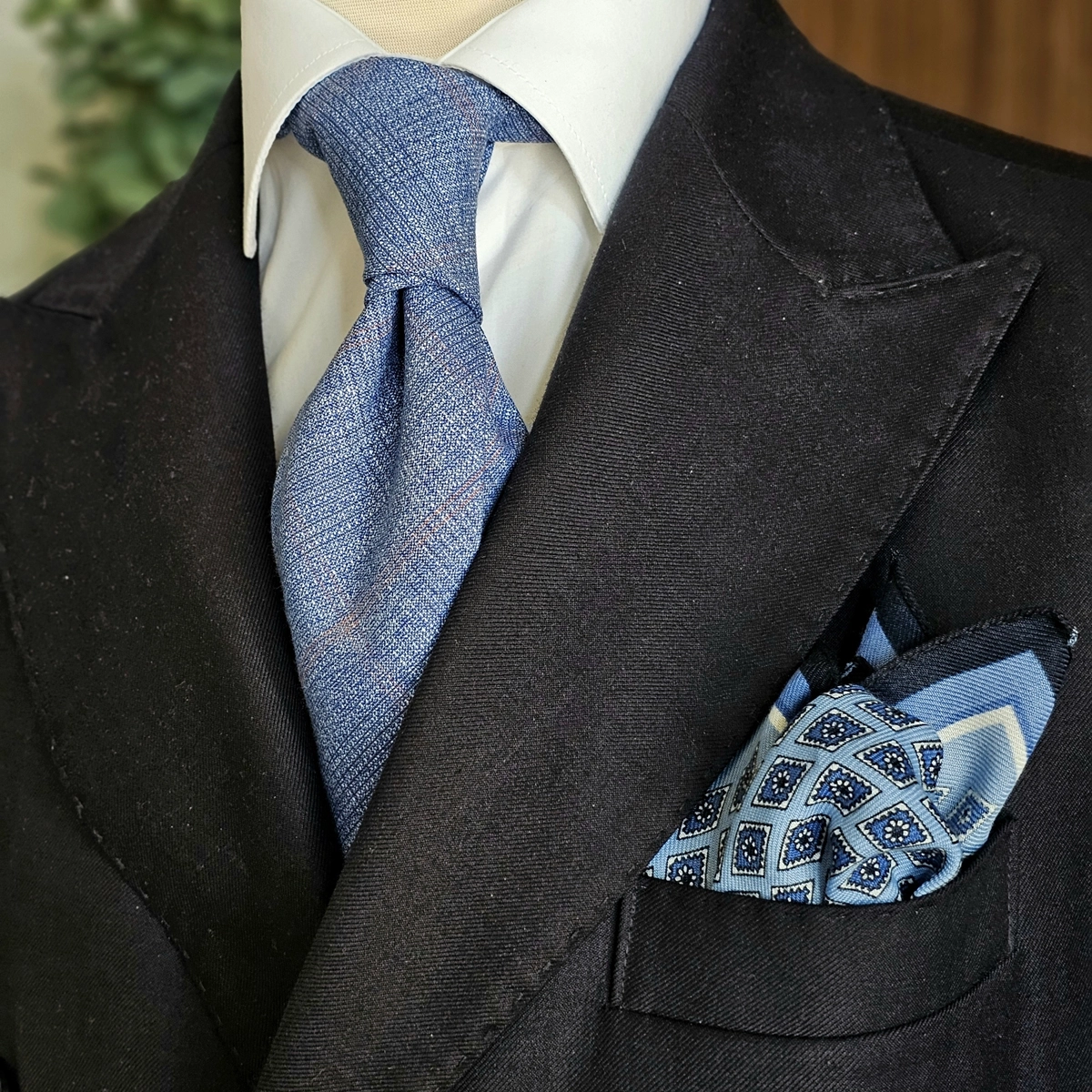 svetloplava-kravata-sa-kariranim-dizajnom-komplet-kravata-i-maramica-1773500244-509334